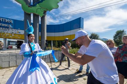 Республика Бурятия. Девушка встречает участников автопробега `Открываем Дальний`.