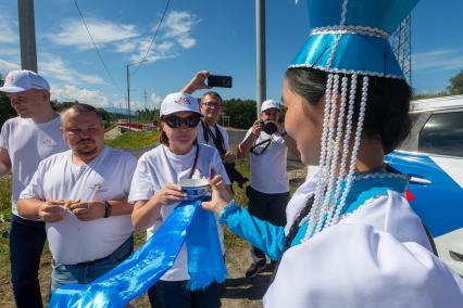 Республика Бурятия. Девушка встречает участников автопробега `Открываем Дальний`.