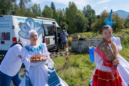 Республика Бурятия. Девушка встречает участников автопробега `Открываем Дальний`.