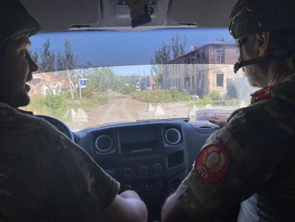 Донецкая область. Военные медики направляются на машине в Бахмут (Артемовск).