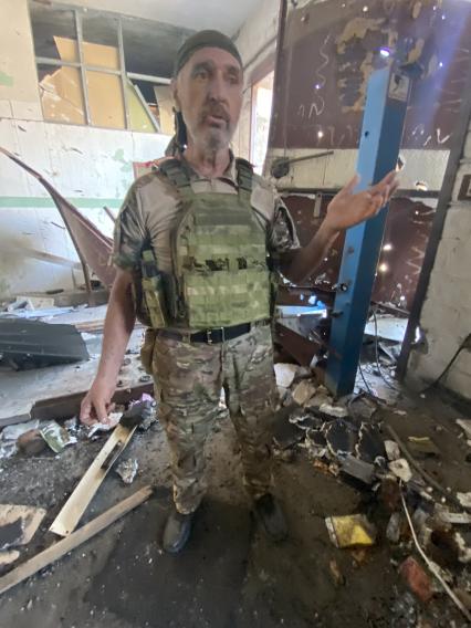 Донецкая область. г.Бахмут (Артемовск). Военный медик `Живаго` в одном из разрушенных домов.
