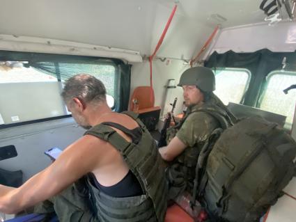 Донецкая область. Военные медики направляются на машине в Бахмут (Артемовск).