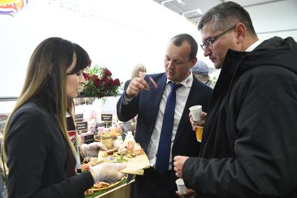 Москва. Посетители на 25-ой Российской агропромышленной выставке `Золотая осень 2023` в Российском государственном аграрном университете МСХА им. Тимирязева.