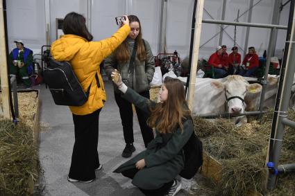 Москва. Девушка  фотографирует на 25-ой Российской агропромышленной выставке `Золотая осень  2023` в Российском государственном аграрном университете  МСХА им. Тимирязева.