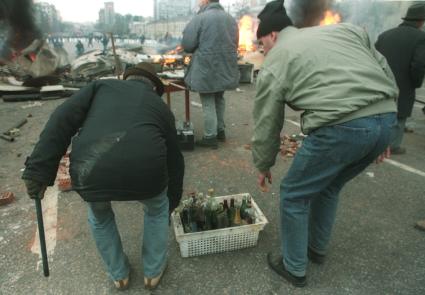 Москва. 1993г. Октябрьский путч. Мужчины несут ящик со стеклотарой.