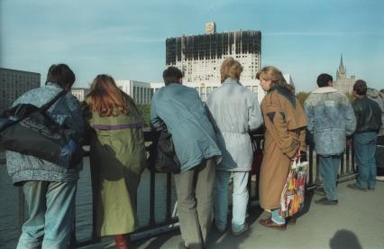 Москва. 1993г. Октябрьский путч. Люди стоят на мосту и смотрят на обстрел Дома Советов РФ (Белого дома РФ).