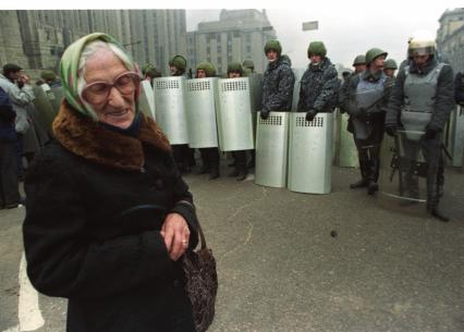 Москва. 1993г. Октябрьский путч. Пожилая женщина на фоне оцепления ОМОНа на Смоленской площади.