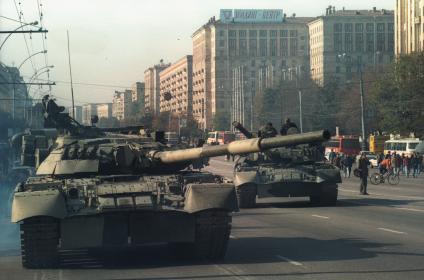 Москва. 1993г. Октябрьский путч. Танки движутся в Дому Советов РФ (Белому дома РФ).