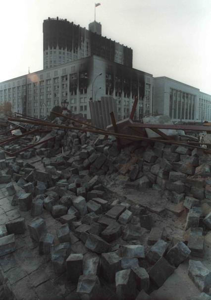 Москва. 1993г. Октябрьский путч. Сгоревшее здание Дома Советов РФ (Белого дома РФ) и баррикады.