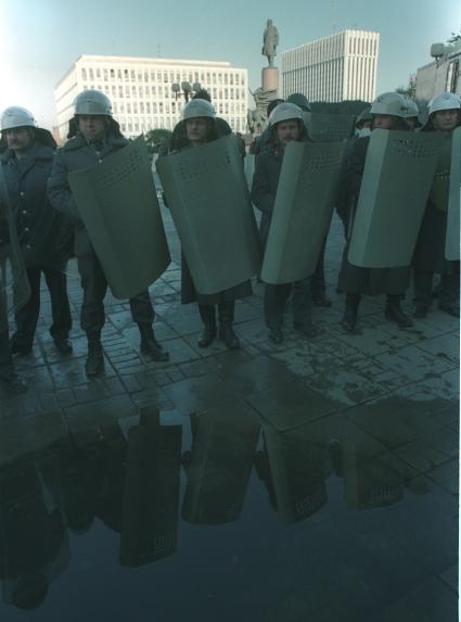 Москва. 1993г. Октябрьский путч. Сотрудники правохранительных органов на Октябрьской площади у памятника В.И.Ленину.