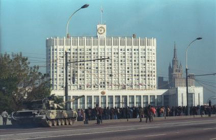 Москва. 1993г. Октябрьский путч. Танк у Дома Советов РФ (Белого дома РФ).