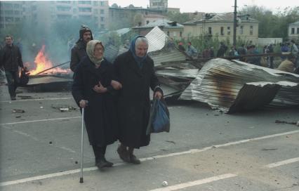 Москва. 1993г. Октябрьский путч. Пожилые женщины идут на фоне баррикад.