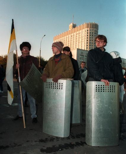 Москва. 1993г. Октябрьский путч. Митингующие со щитами и имперским флагом у Белого дома.