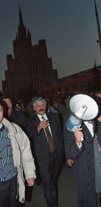 Москва. 1993г. Октябрьский путч. Первый и последний вице-президент РФ, и.о. президента РФ Александр Руцкой (в центре).