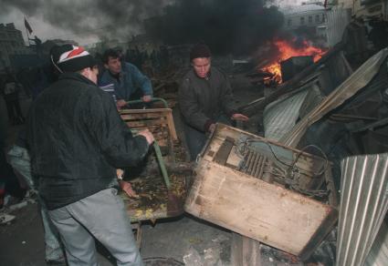 Москва. 1993г. Октябрьский путч. Митингующие на баррикадах.