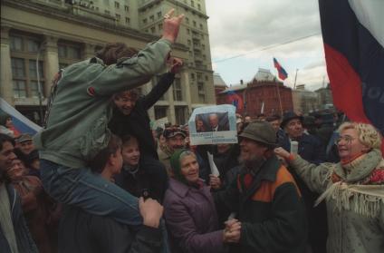 Москва. 1993г. Октябрьский путч. Агитационный митинг в поддержку президента РФ Бориса Ельцина на Манежной площади.