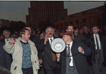 Москва. 1993г. Октябрьский путч. Первый и последний вице-президент РФ, и.о. президента РФ Александр Руцкой (в центре).