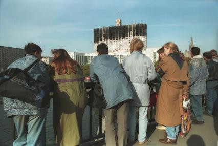 Москва. 1993г. Октябрьский путч. Люди стоят на мосту и смотрят на обстрел Дома Советов РФ (Белого дома РФ).