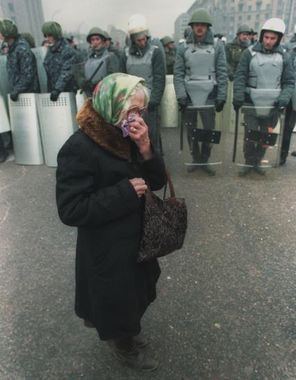 Москва. 1993г. Октябрьский путч. Пожилая женщина на фоне оцепления ОМОНа на Смоленской площади.