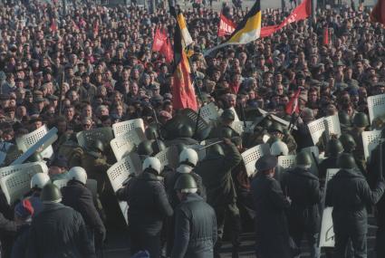 Москва. 1993г. Октябрьский путч. Сотрудники правохранительных органов во время разгона демонстрации.