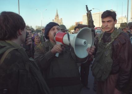 Москва. 1993г. Октябрьский путч. Бывший народный депутат СССР, член КПРФ генерал-полковник Альберт Макашов (в центре).