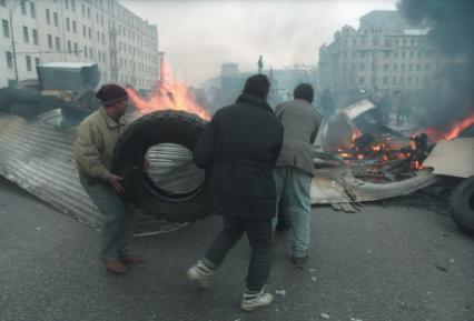 Москва. 1993г. Октябрьский путч. Митингующие несут покрышку на Октябрьской площади.