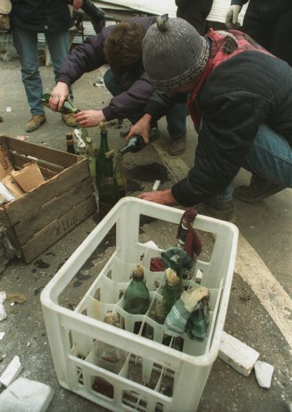 Москва. 1993г. Октябрьский путч. Митингующие делают коктейли Молотова.