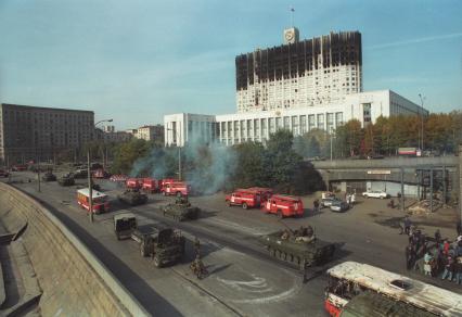 Москва. 1993г. Октябрьский путч. Пожарные машины и военная техника у Дома Советов РФ (Белого дома РФ).