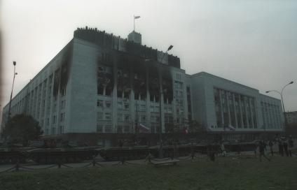 Москва. 1993г. Октябрьский путч. Сгоревшее здание Дома Советов РФ (Белого дома РФ) и баррикады.