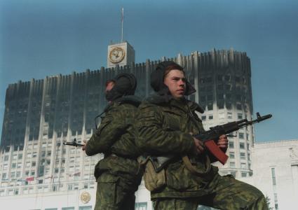 Москва. 1993г. Октябрьский путч. Военнослужащие у Дома Советов РФ (Белого дома РФ).