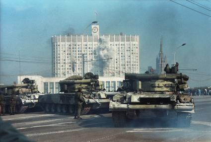 Москва. 1993г. Октябрьский путч. Первый выстрел из танка по Дому Советов РФ (Белому дому РФ).