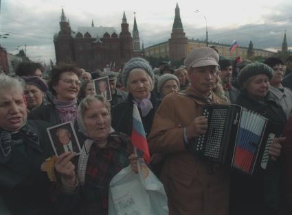 Москва. 1993г. Октябрьский путч. Агитационный митинг в поддержку президента РФ Бориса Ельцина на Манежной площади.