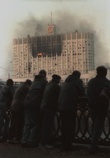 Москва. 1993г. Октябрьский путч. Люди стоят на мосту и смотрят на обстрел Дома Советов РФ (Белого дома РФ).