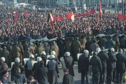 Москва. 1993г. Октябрьский путч. Сотрудники правохранительных органов во время разгона демонстрации.