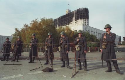 Москва. 1993г. Октябрьский путч. Военнослужащие в оцеплении у Дома Советов РФ (Белого дома РФ).