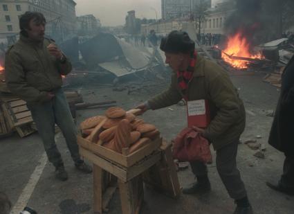 Москва. 1993г. Октябрьский путч. Митингующие на баррикадах.