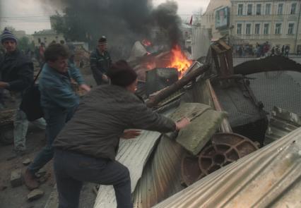 Москва. 1993г. Октябрьский путч. Митинг сторонников Верховного Совета РФ в ночь с 3 на 4 октября в районе Смоленской площади.