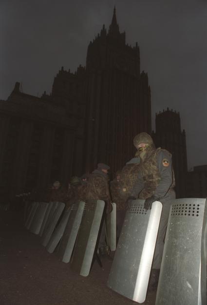 Москва. 1993г. Октябрьский путч. Оцепление ОМОНа у здание министерства иностранных дел РФ.