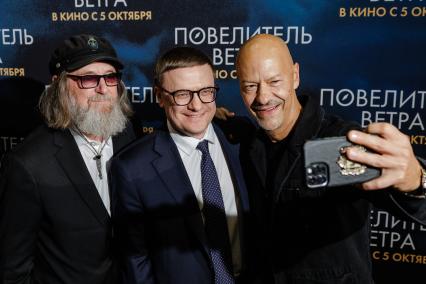 Челябинск. Путешественник Федор Конюхов, губернатор Челябинска Алексей Текслер и актер Федор Бондарчук (слева направо) на премьере фильма режиссера Игоря Волошина `Победитель ветра` в кинотеатре `Победа`.