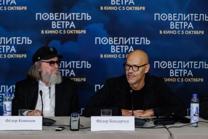 Челябинск. Путешественник Федор Конюхов и актер Федор Бондарчук на премьере фильма режиссера Игоря Волошина `Победитель ветра`в кинотеатре `Победа`.
