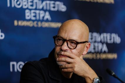 Челябинск. Актер Федор Бондарчук  на премьере  фильма режиссера Игоря Волошина `Победитель ветра`в кинотеатре `Победа`.