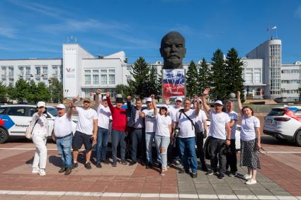 Улан-Удэ. Участники автопробега `Открываем Дальний` на площади Советов.