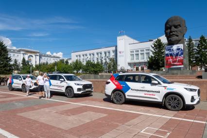 Улан-Удэ. Автомобили участников автопробега `Открываем Дальний` на площади Советов.