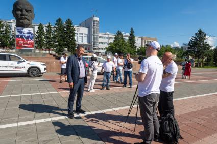 Улан-Удэ. Министр туризма Бурятии Алдар Доржиев (в центре) во время встречи участников автопробега `Открываем Дальний`.