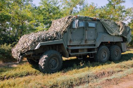 Запорожская область. Маскировочная сеть на броневике 3-СТС `Ахмат`.