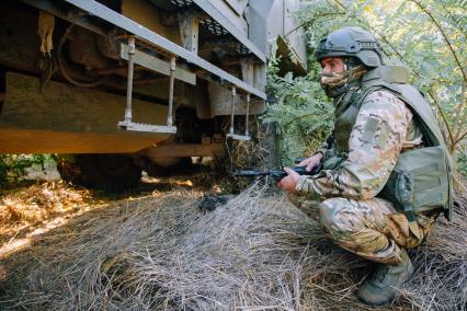 Запорожская область. Боец рядом с броневиком 3-СТС `Ахмат`.