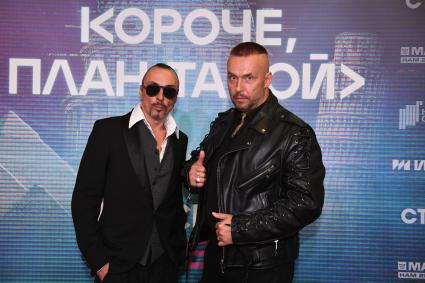 Москва. Актер Константин Столяров (справа) на светской премьере сериала `Короче, план такой`в кинотеатре Октябрь.