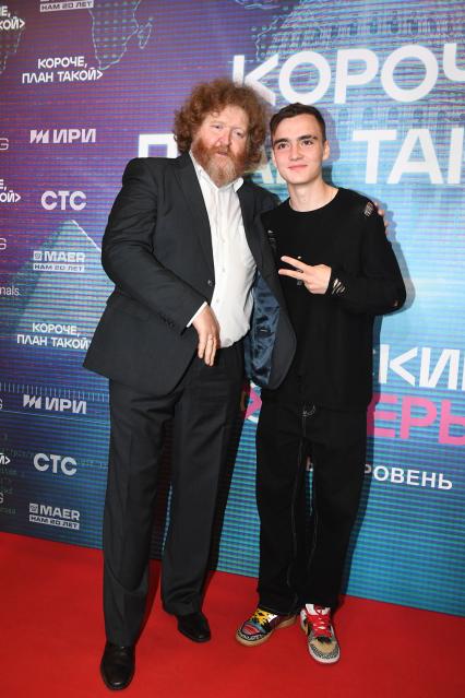 Москва. Актеры Игорь Коровин и Никита Богатов на светской премьере сериала `Короче, план такой`в кинотеатре Октябрь.