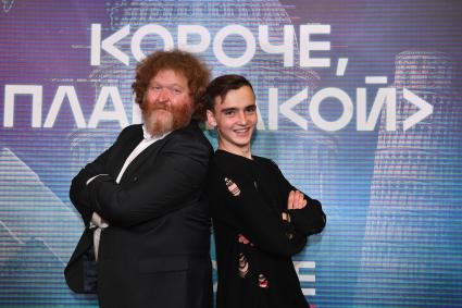 Москва. Актеры  Игорь Коровин   и  Никита Богатов на светской премьере сериала `Короче, план такой`в кинотеатре  Октябрь.