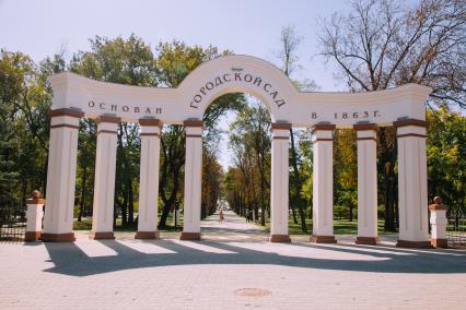 Донецкая область. г.Мариуполь. Арка на входе в Городской сад.